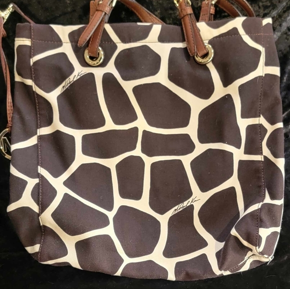 Michael Kors Giraffe Print Tote w/Dust Cover - Picture 5 of 13